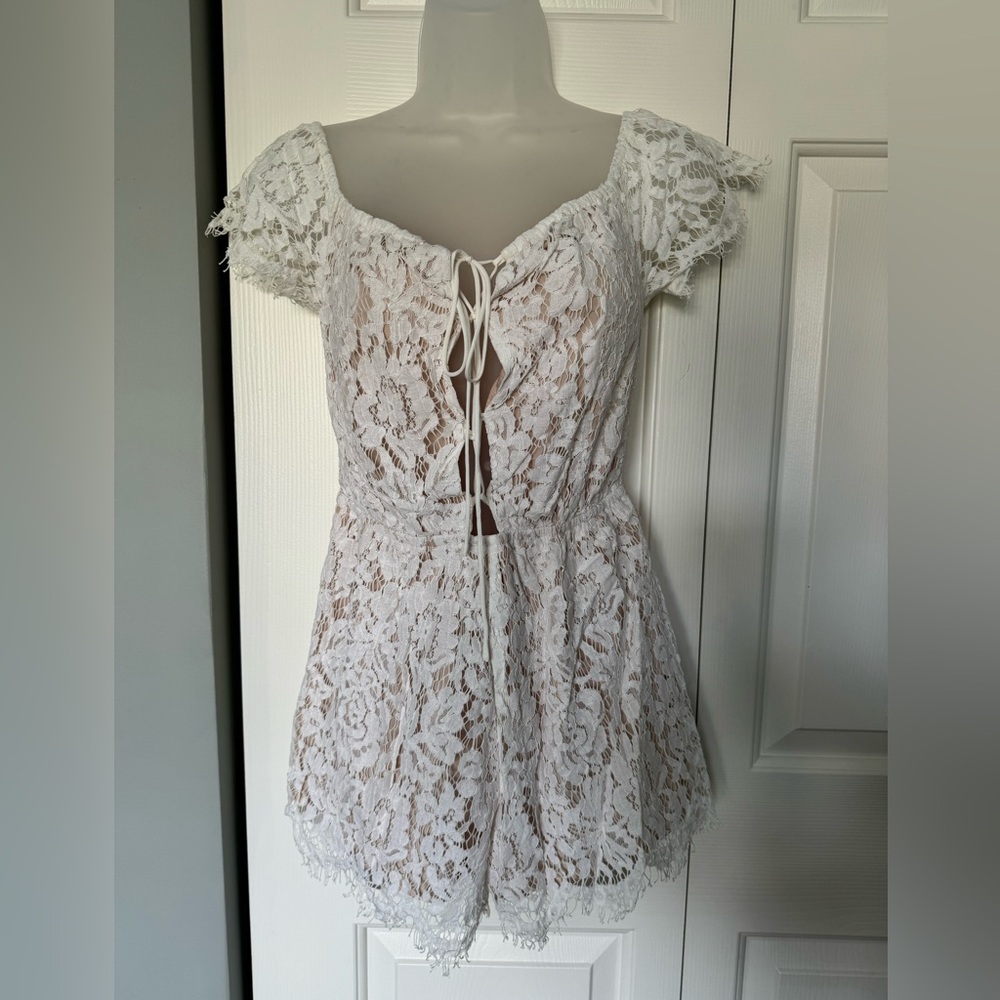 Tobi Boho Short  Lace Romper With Beige-lining